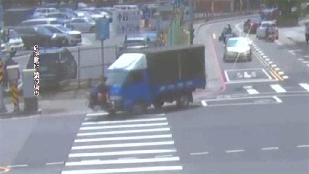 真‧玩命關頭? 男嬉笑蹲行駛貨車前保險桿 遭警開罰3千