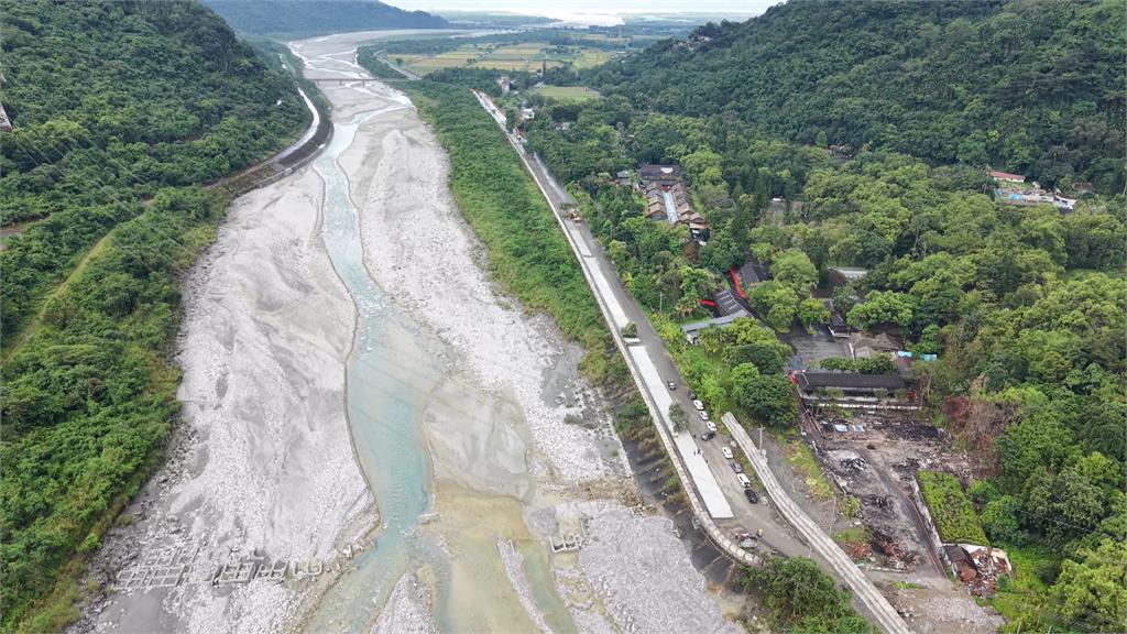"萬里溪堰塞湖"黃色警戒解除 季連成視察堤防加固工程