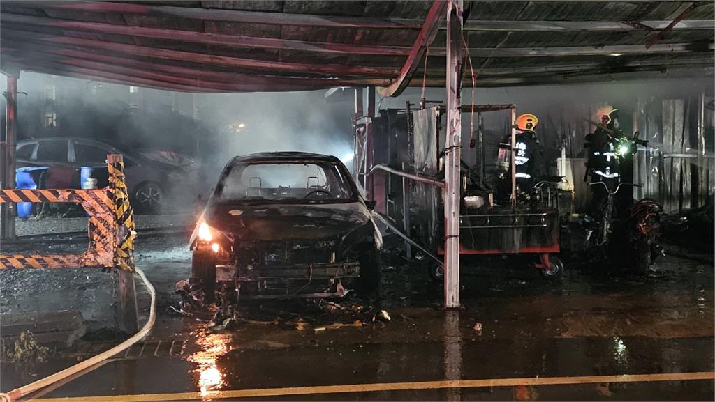 宜蘭市深夜鐵皮屋突竄火 波及停車場燒毀7汽機車