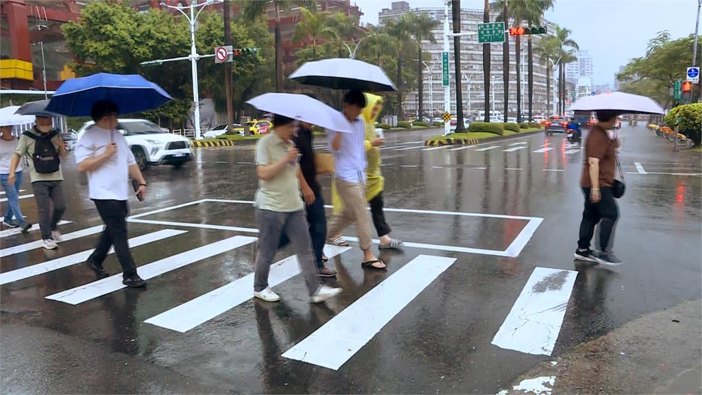 大雨炸北台灣！桃園龜山民宅慘淹　東吳外雙溪校區外成小河