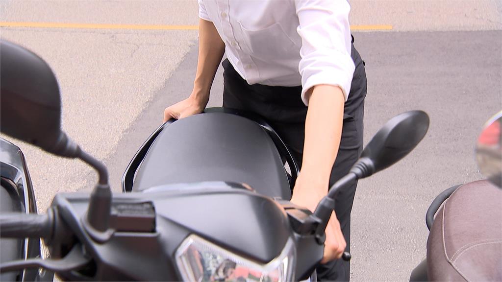 停車格先搶先贏…鄰居竟寫「46字情勒紙板」霸佔!全網傻眼:看得很焦慮