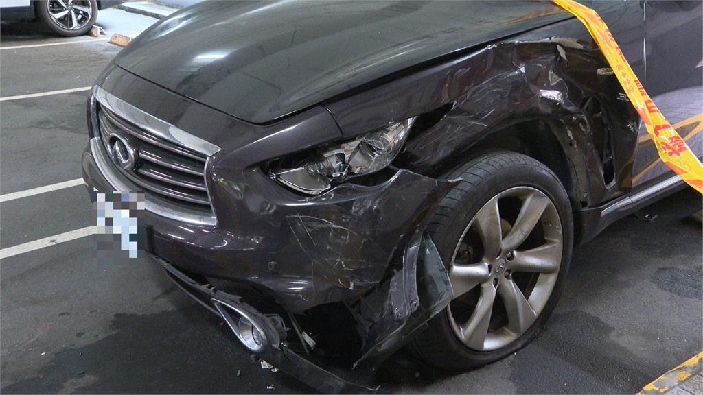 抬頭嚇傻！66歲翁撞爆停車場欄杆　轎車遭撞「半懸空」險象環生