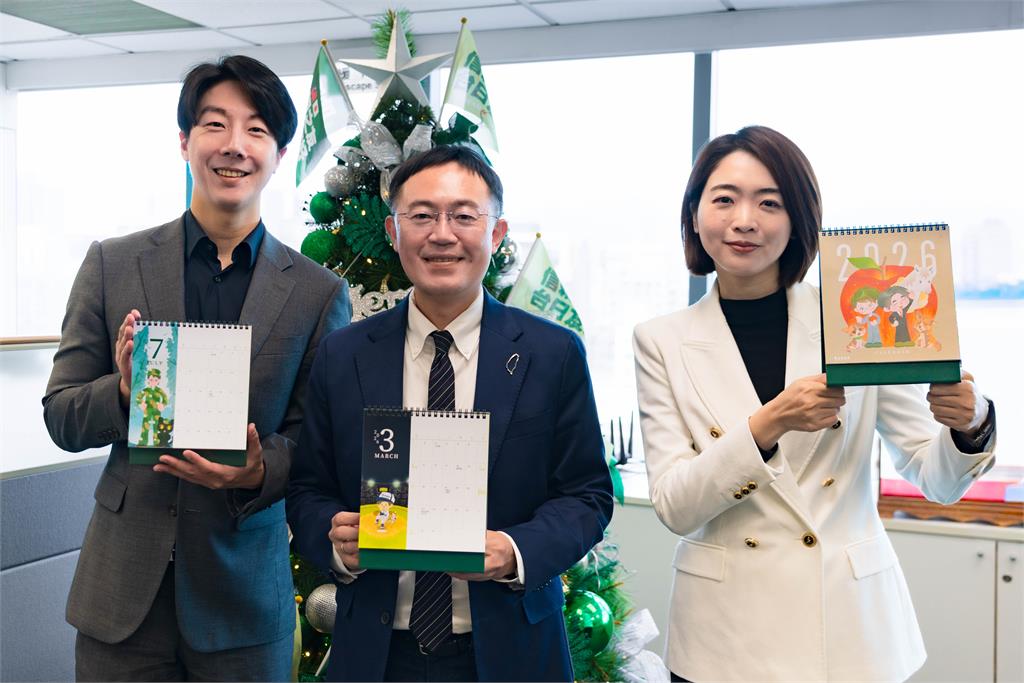快新聞／最台聖誕禮物！民進黨Ｑ版政績桌曆《平安順心護台灣》亮相　週三起開放領取