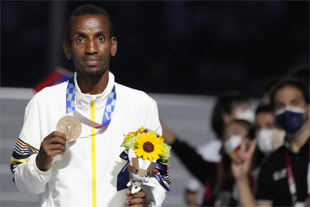 東奧／奧運最動人一幕　銀牌得主「跟我來」手勢帶領難民同胞奪銅！