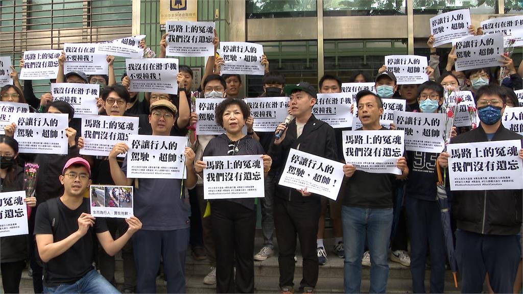 民間快閃斑馬線爭行人權 藍委游毓蘭忙搶麥克風