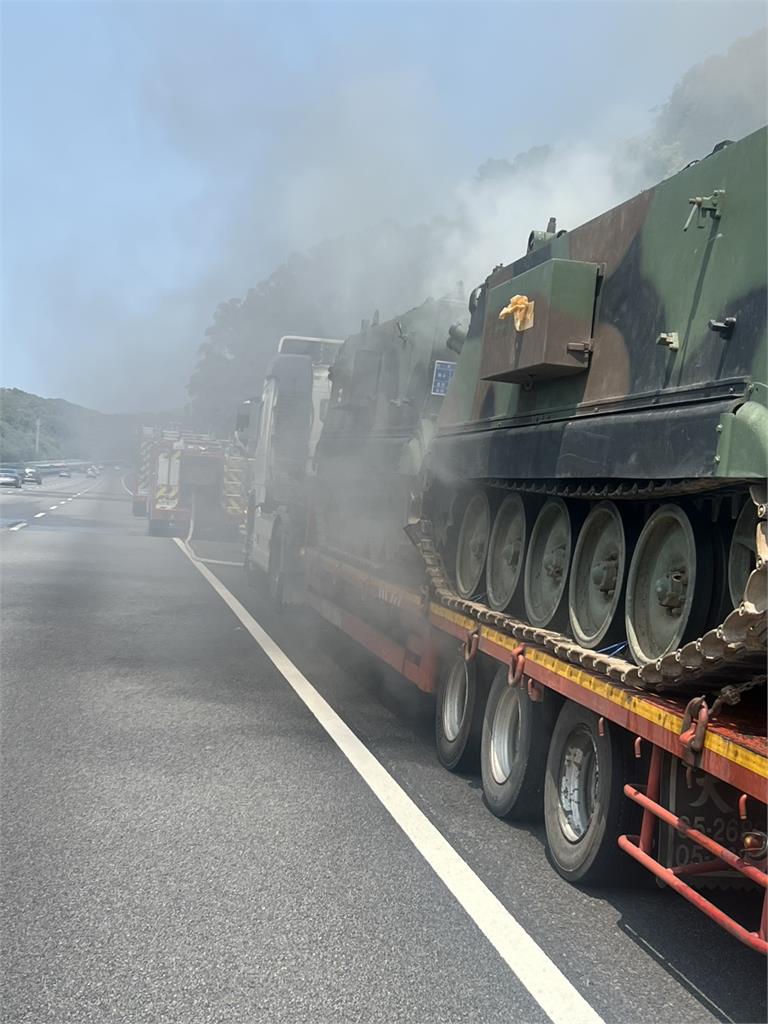 驚嚇!　女中士開軍卡操作不慎　整輛車卡分隔島