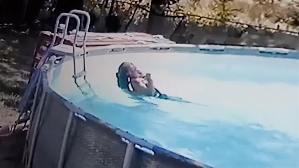 超齡英勇！媽媽泳池中「癲癇發作」險溺死　10歲男童救母畫面曝