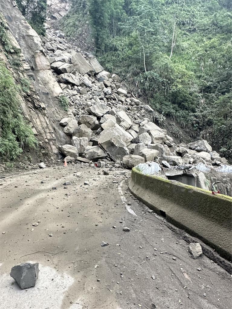 快新聞/嘉義縣道159甲「大量落石」道路中斷 大型機具進場搶通中