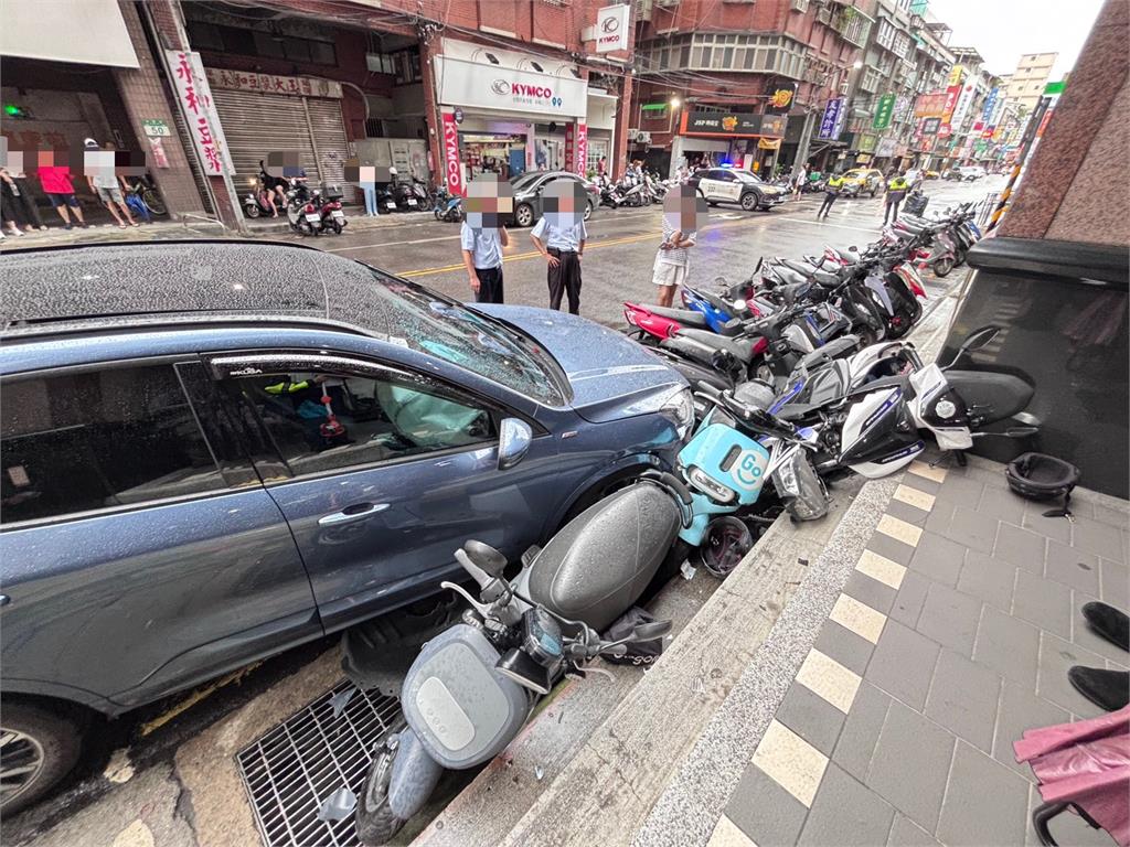 快新聞／三重連環車禍！7旬翁撞飛老婦　再撞倒路邊整排機車