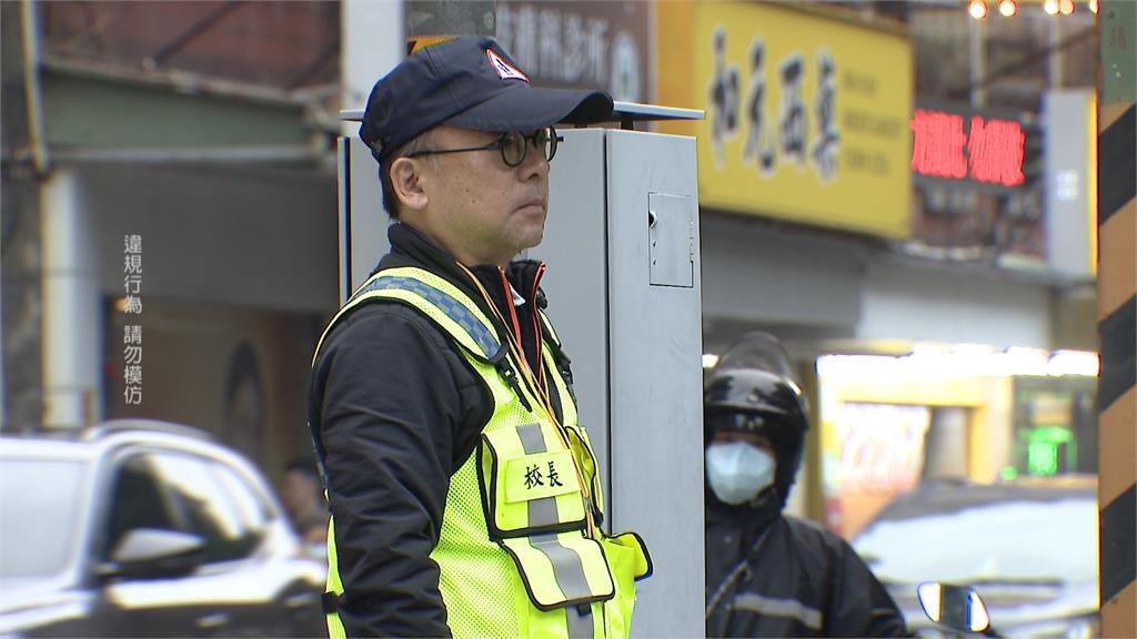 驚悚一瞬間！北投國小前加速闖紅燈　整排學童險遭撞