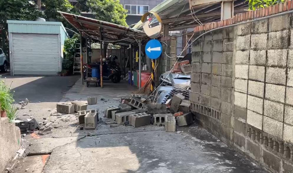 快新聞／藍營台中黨部旁出事了！休旅車爆衝撞黨部停車場　都發局員工受傷