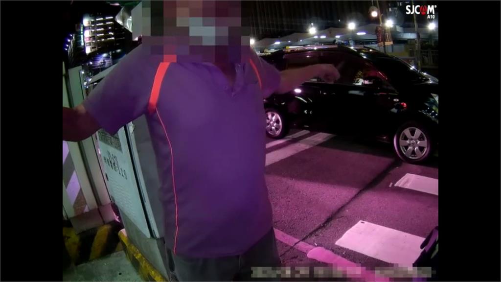 派出所秒變舞台！印度籍男突深情開唱　喊「我愛台灣、我愛警察」