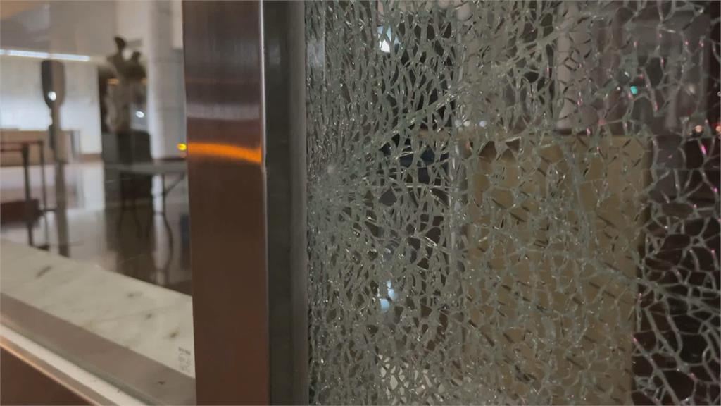 花蓮縣議會玻璃窗遭砸　警兩小時內逮嫌犯