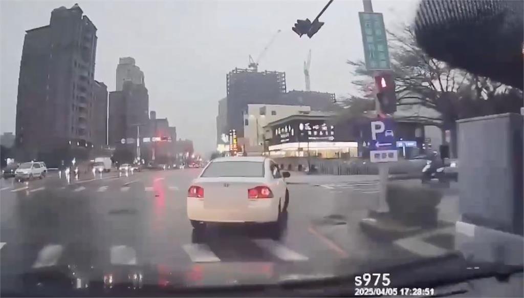 酒測值0.79!駕駛拒檢加速逃 員警追至死巷中順利逮人