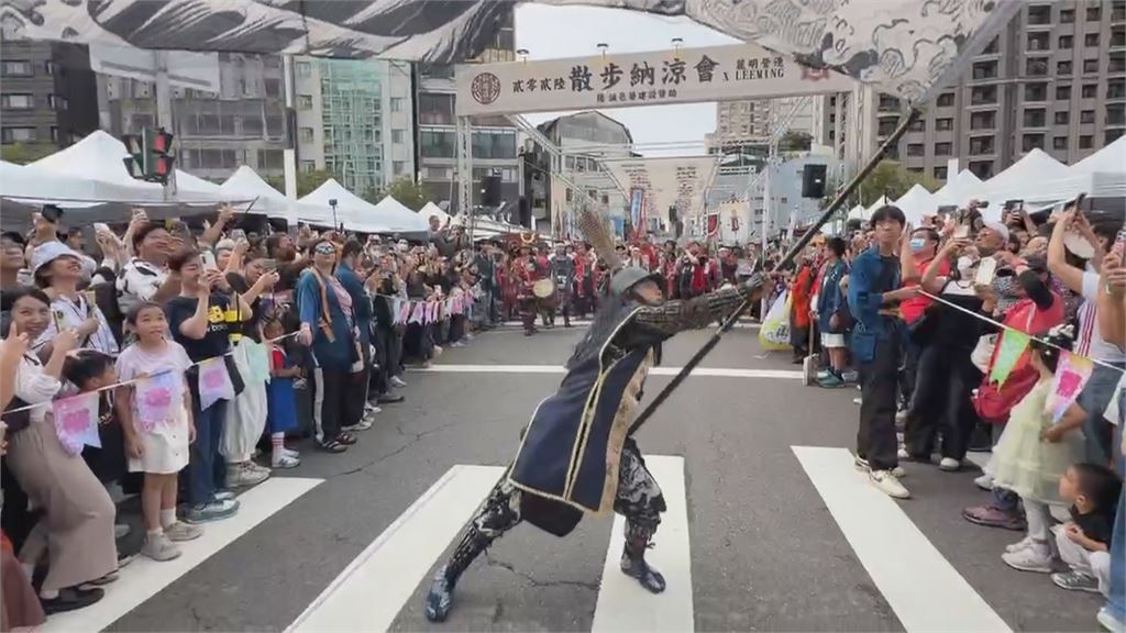 台中鈴蘭通散步納涼會嗨翻　何欣純到場人氣旺