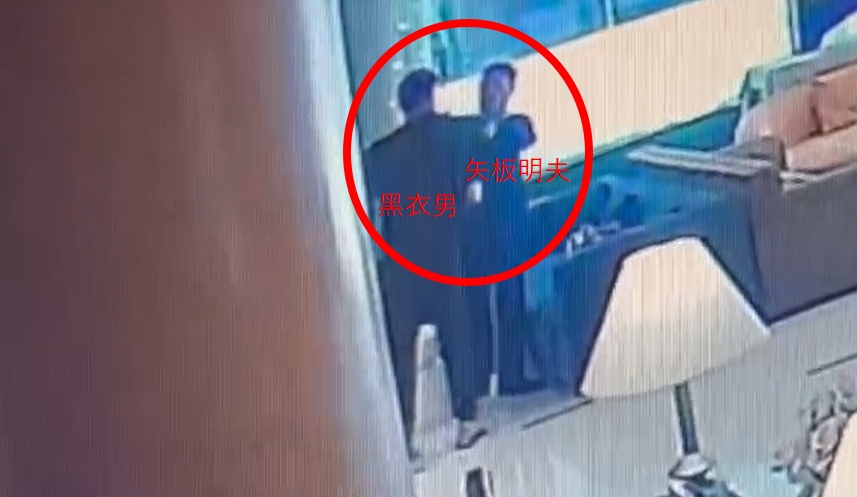 最新／暴力零容忍！黑衣男痛毆矢板明夫「想逃出國」　警4小時內火速逮人