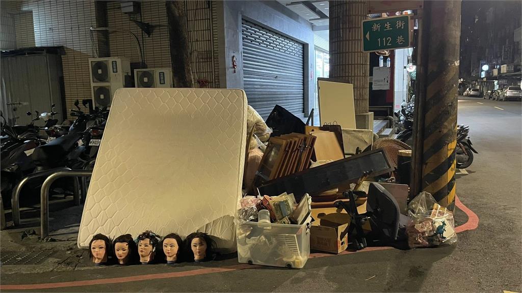 新北街頭驚見「5顆人頭」死盯！仔細一看全在笑…真相曝光網喊：像命案現場