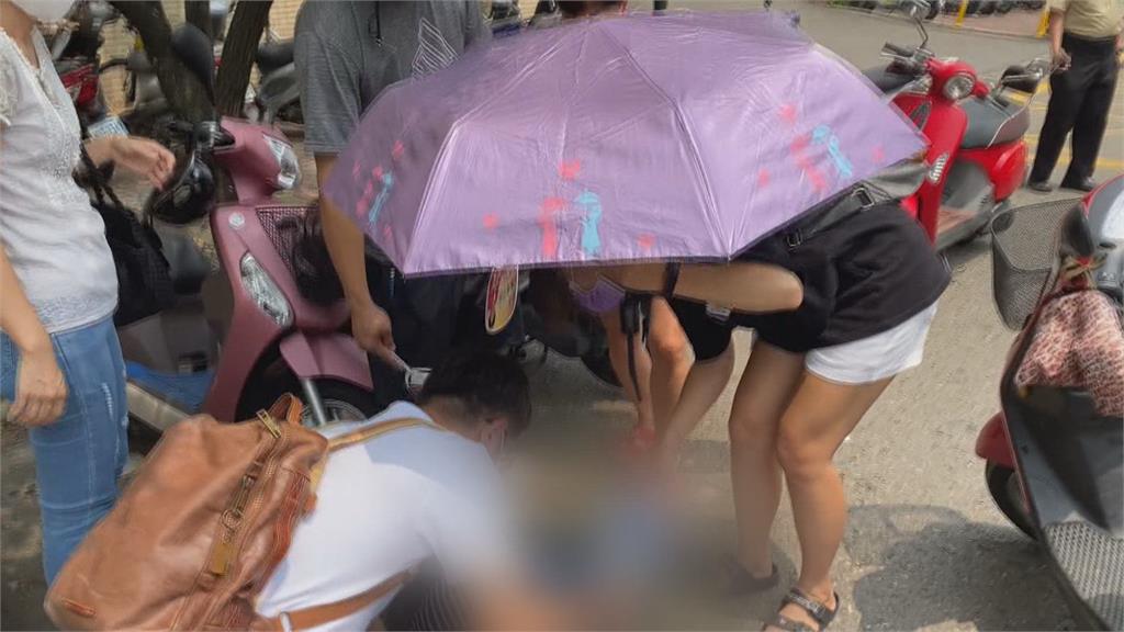 疑中暑!老婦騎車突昏厥倒地 見狀幫撐傘.扇子搧風散熱