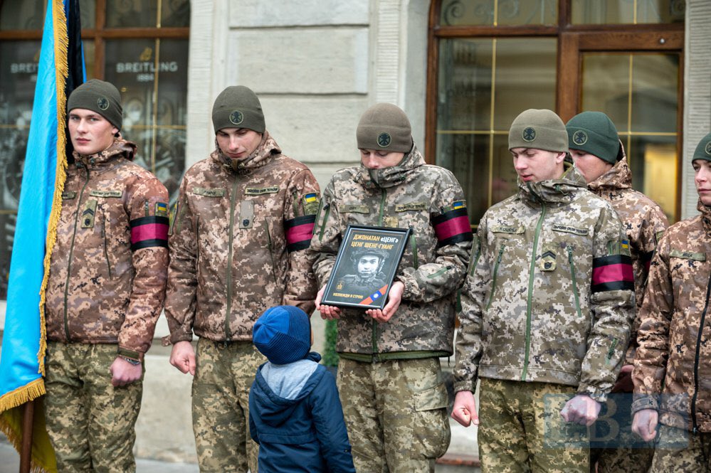 畫面曝光！烏克蘭軍方單獨舉行曾聖光告別式　現場大批民眾致意