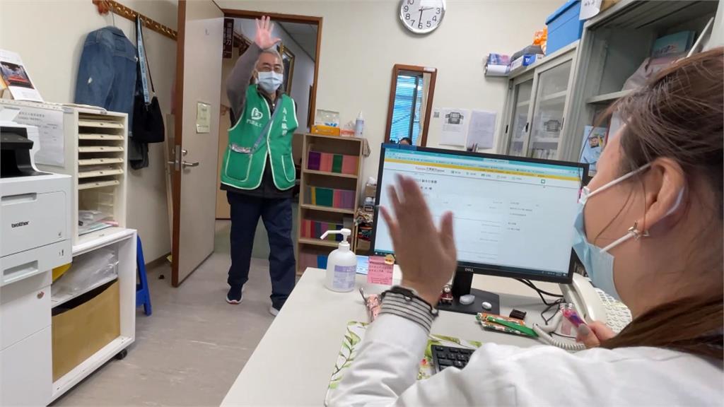 無「膽」志工! 「高年級志工」穿梭醫院伴癌友