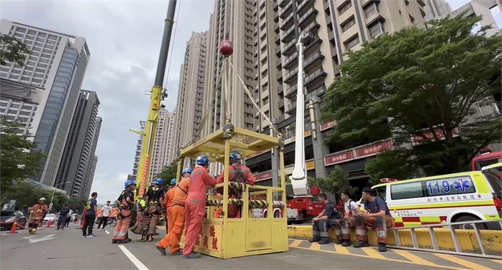 新竹晴空匯大火無償救援！吊車大王收「滿滿手寫感謝信」小住戶暖喊：你就像超人