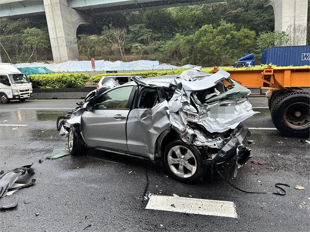 快新聞／未保持行車距離惹禍！國道1號林口段驚傳連環車禍　共計9車互撞