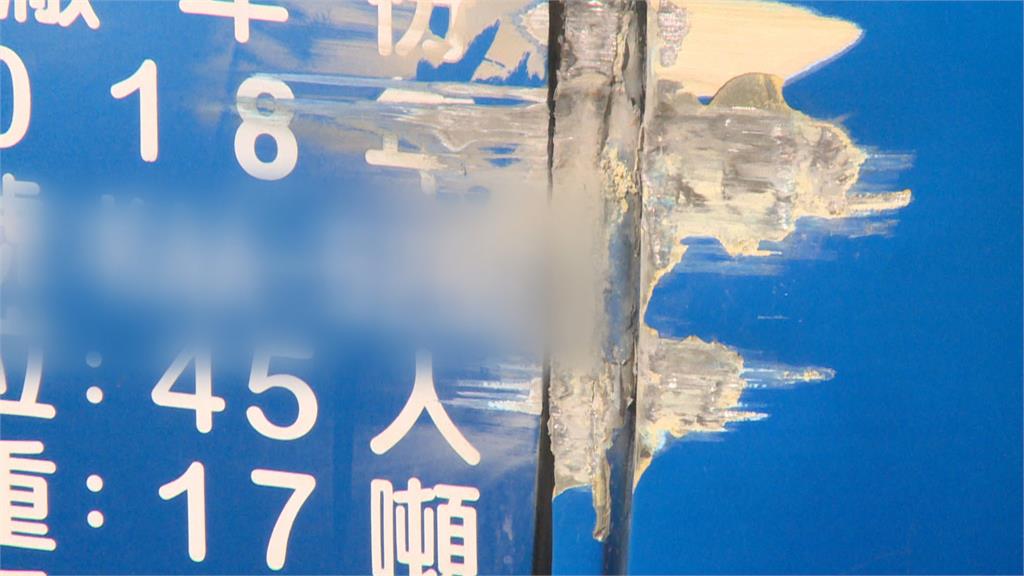 實在好窘!遊覽車誤闖機車道「嚕牆」 激起煙塵民眾傻眼