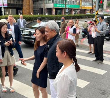 快新聞/捕獲野生AI教父! 黃仁勳現身四平商圈狂掃「台灣零嘴」