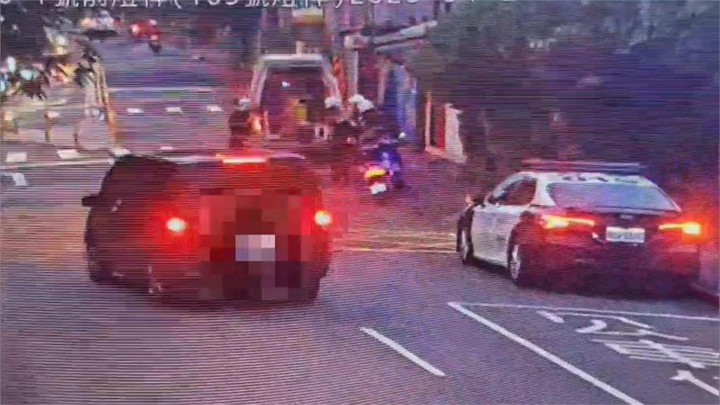 男子站路中央攔車又踹車　店家無奈嘆：報警也沒用
