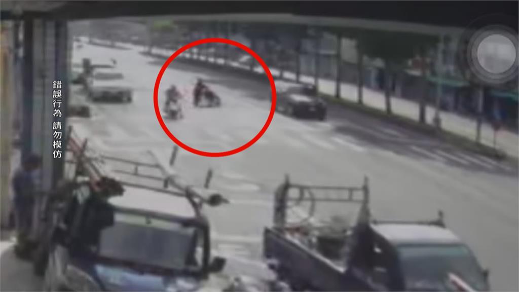 拿命當玩笑？　女推輪椅長者逆走上快車道