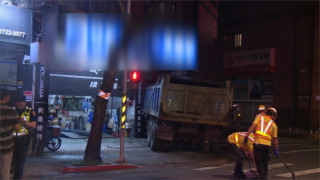 砂石車撞三角窗店家梁柱斷裂 緊急疏散安置5戶住戶16人