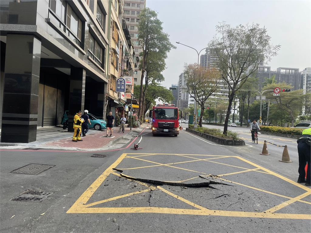 快新聞／高雄三民區機車道柏油突爆開　現場封鎖禁人車通行