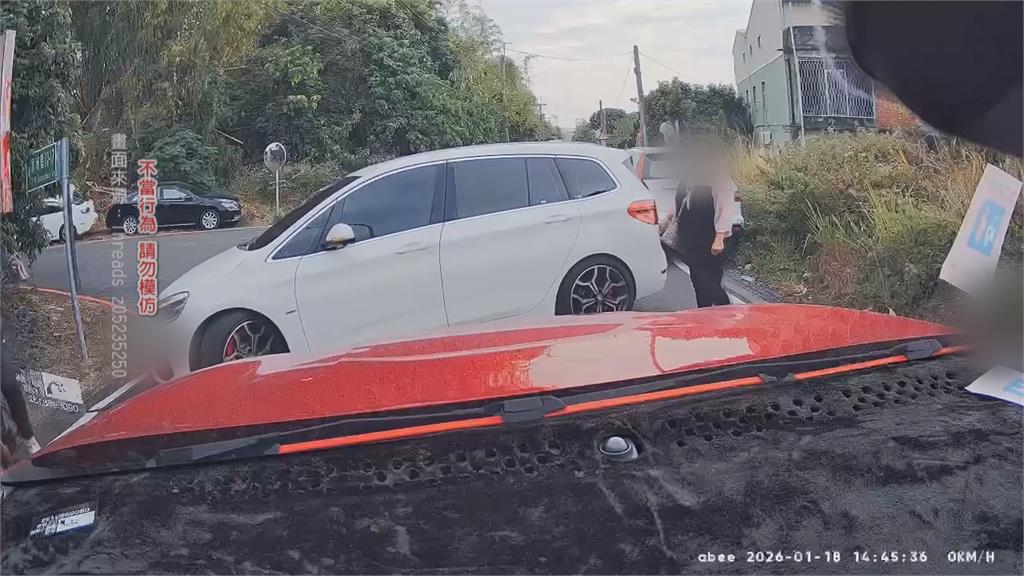 對向車跨雙黃線「巴庫」搶車位　孕婦氣到當晚破水