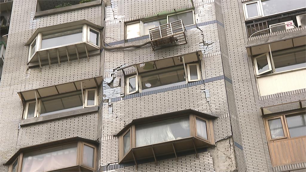 外牆龜裂嚴重!北市松山建成花園大樓遭貼黃單 住戶不滿草率貼單將陳情