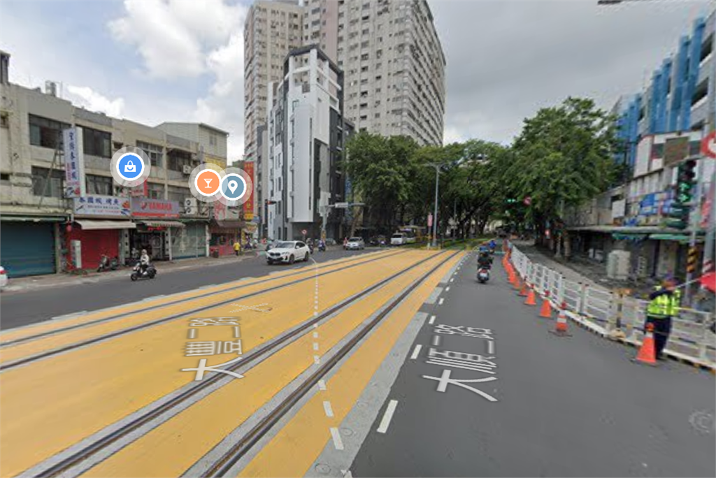 快新聞／天雨路滑出事了！誤闖輕軌「刁掐」軌道上　高捷：拖吊車已到場協