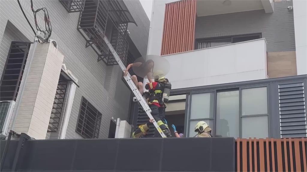 民宅大火！消防員架梯搶救4人　母抱童爬梯驚險逃生