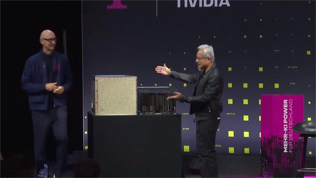 不意外...又改口不怪台灣搶晶片　川普出席投資論壇再誇黃仁勳「幹得好」