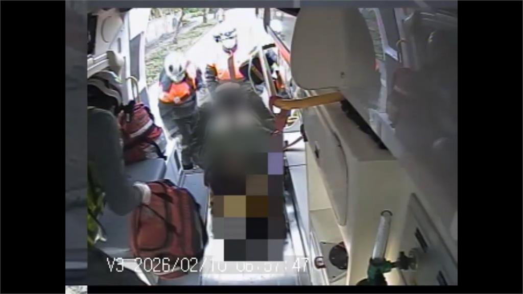 猛烈撞擊!花蓮空軍憲兵自撞安全島"轎車翻覆" 引擎噴飛起火