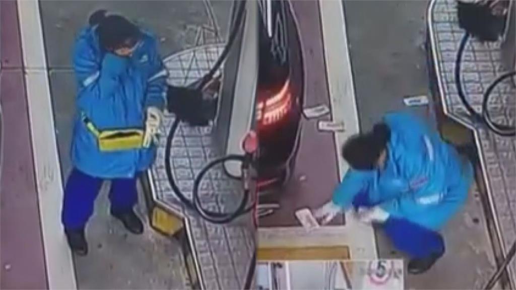 有錢是大爺?名車車主加油錢扔地上 女員工彎腰撿錢被逼哭畫面曝光