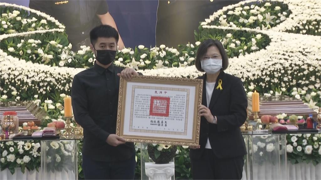 快新聞/台南2殉職警告別式家屬同袍淚崩 蔡英文頒褒揚令:以你們為榮