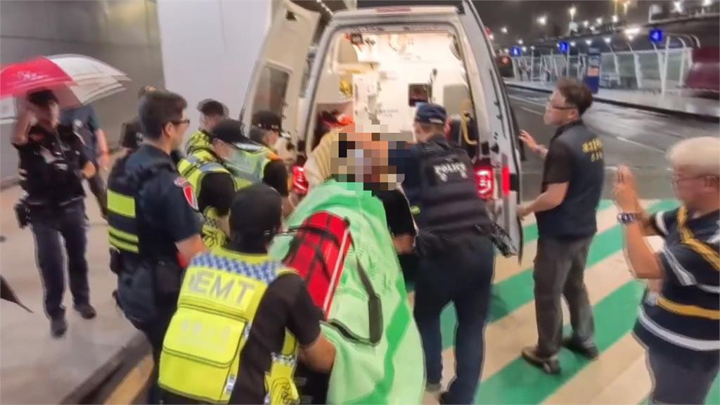 獨家畫面!和老婆吵架買票不順利 男子闖桃機休息室挾持實習生