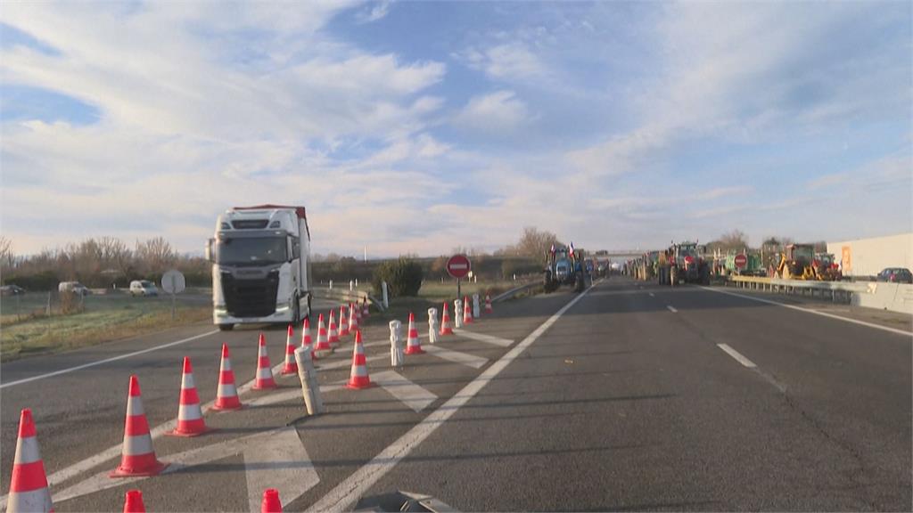 改革遙遙無期看不見未來 法國農民「曳引車堵高速公路」抗議