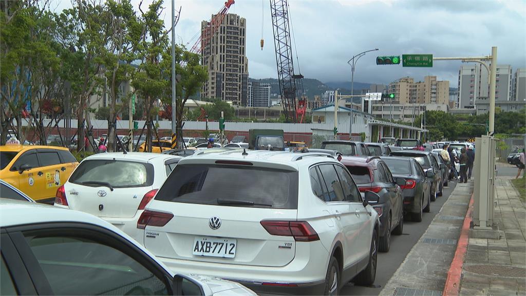 「士北科車來速」啟用首日塞爆 柯:快篩陽再來
