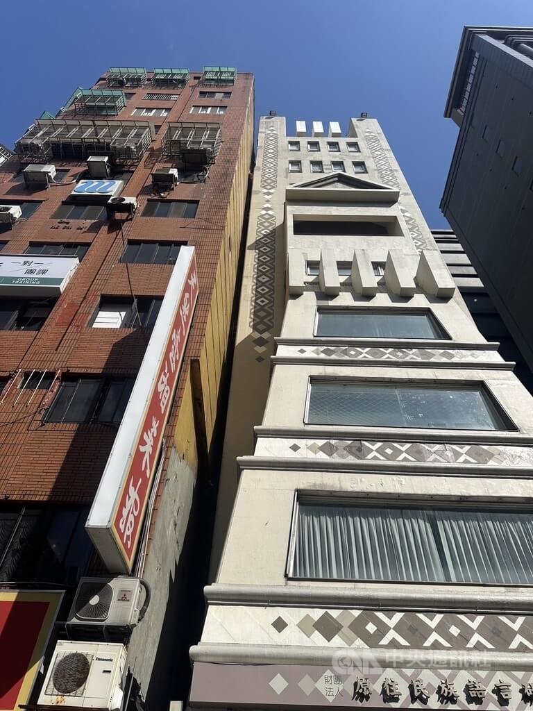 北市羅斯福路原民大樓疑柱子崩落左傾 現場交管