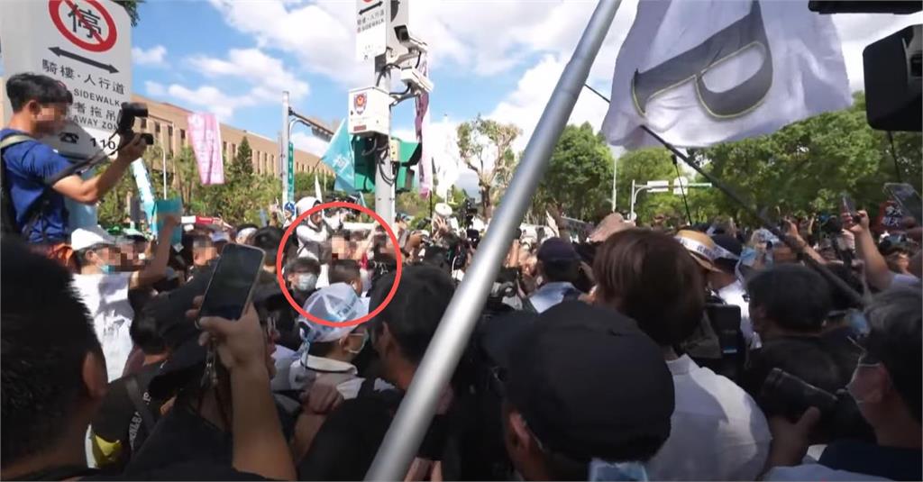 柯文哲交保「支持者擠爆北院」超混亂！小草突怒吼「你兇什麼啦」真實原因曝光