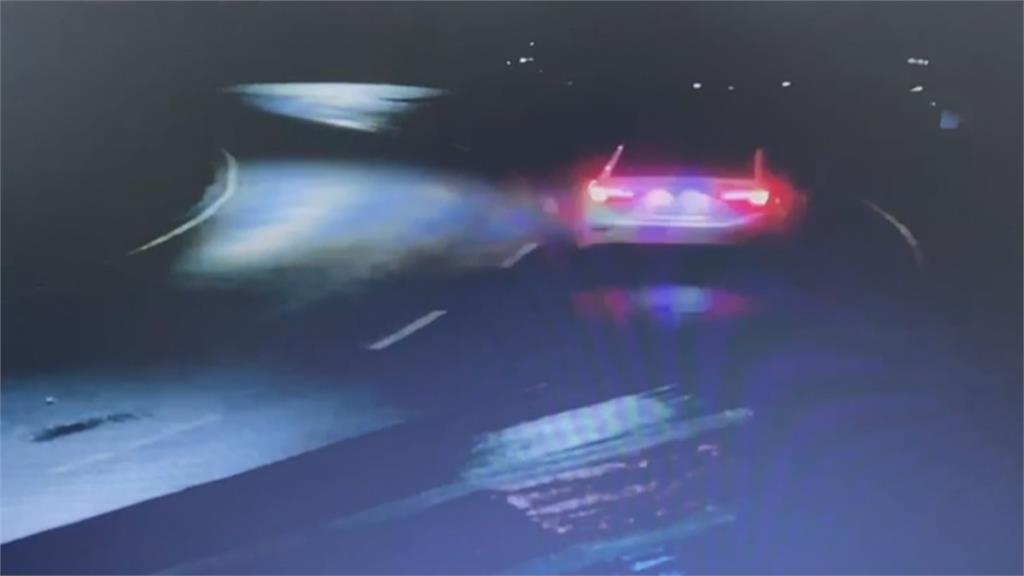 高雄大寮自撞火燒車 兩人及時逃出 駕駛酒測0.12