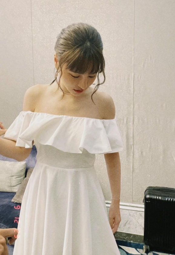 峮峮罕穿「純白仙女裝」!上帝視角洩「一片清涼」網秒暈:精靈本人
