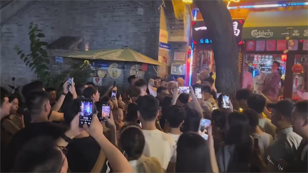 黃仁勳訪中國行程滿檔 逛北京夜市大秀親民一面