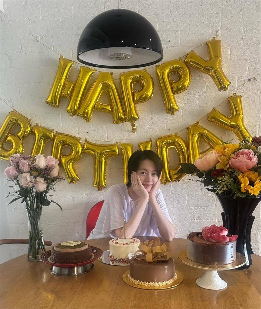 短髮正妹「素顏大嗑4大蛋糕」竟是梁詠琪!50歲「私下狀態超猛」全網看呆