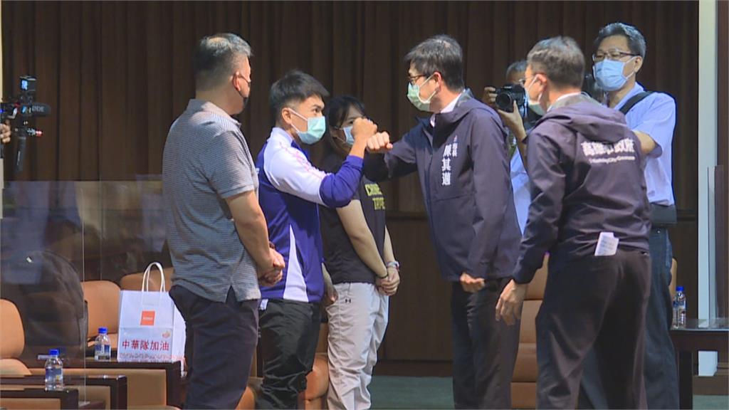 閉門會相談甚歡! 陳其邁見奧運高雄健兒開心自拍